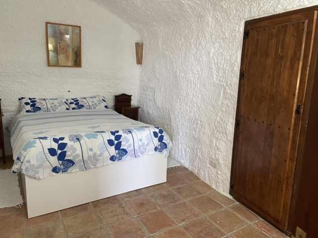Cueva El Guindas Baza Bilik gambar